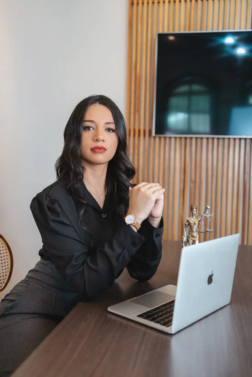 Dra. Michelle Guedes em seu escritório